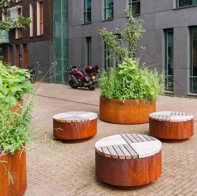 Stadthocker Aros quadratisch aus Cortenstahl